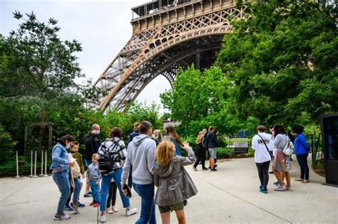 Can you drink in public at the Eiffel Tower?