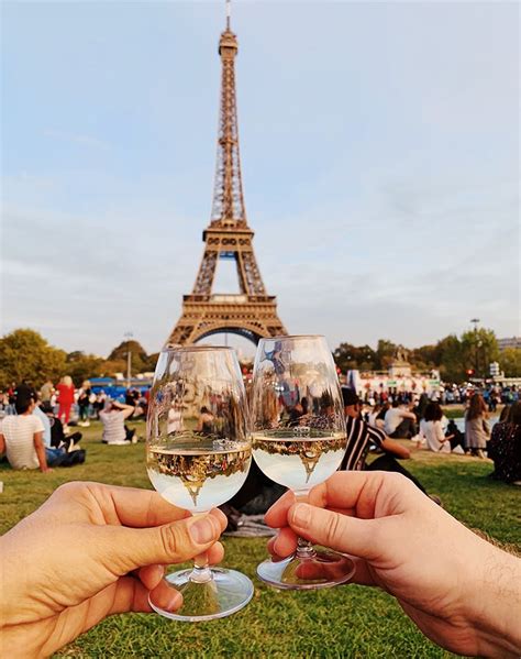 Can you drink wine around the Eiffel Tower?