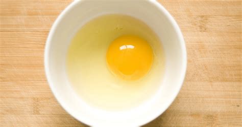 Can you eat raw eggs in Italy?