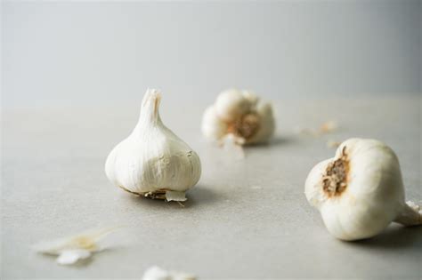 Can you freeze whole garlic bulbs?