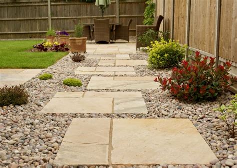 Can you lay slabs on gravel?