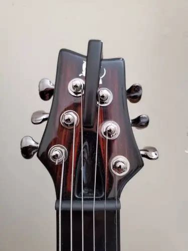 Can you leave a capo on the headstock?