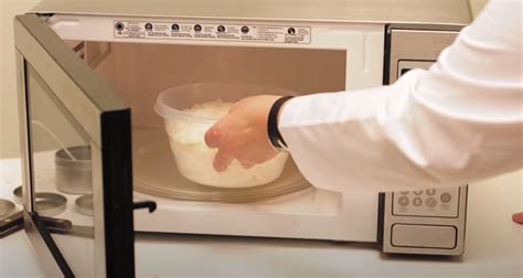 Can you melt wax in a microwave?