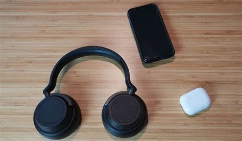 Can you pair 2 Bluetooth headphones at once?