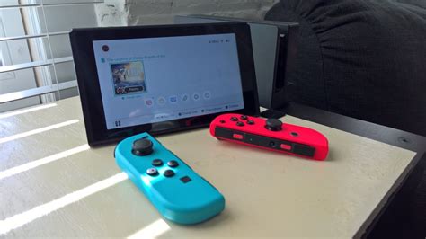 Can you play it takes two with separate Joy-Cons?