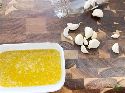 Can you preserve garlic in olive oil?