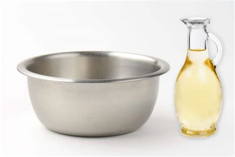 Can you put vinegar in a stainless steel bowl?
