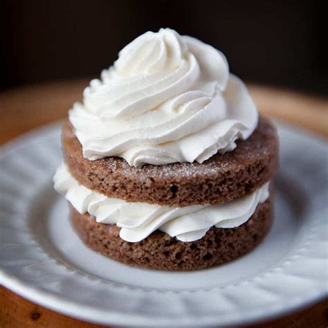 Can you put whipped cream on a cake the day before?