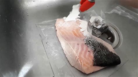 Can you remove fish skin with boiling water?