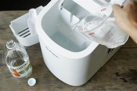 Can you run vinegar through a countertop ice maker?