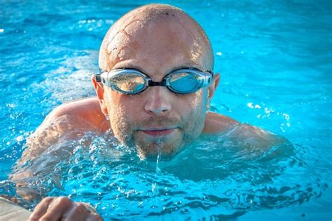 Can you swim with dry eyes?