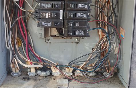 Can you tie 2 20 amp breakers together?