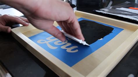 Can you use a stencil to screen print?