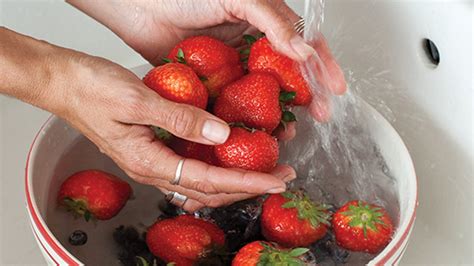Can you wash fruit with white vinegar and baking soda?