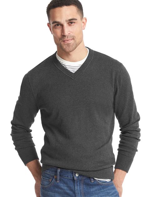 Can you wear a V-neck sweater with a t-shirt?