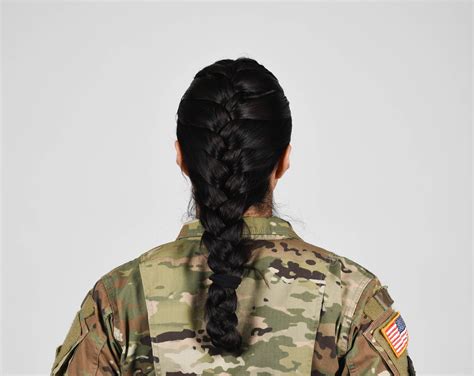 Can you wear a ponytail in the Army?