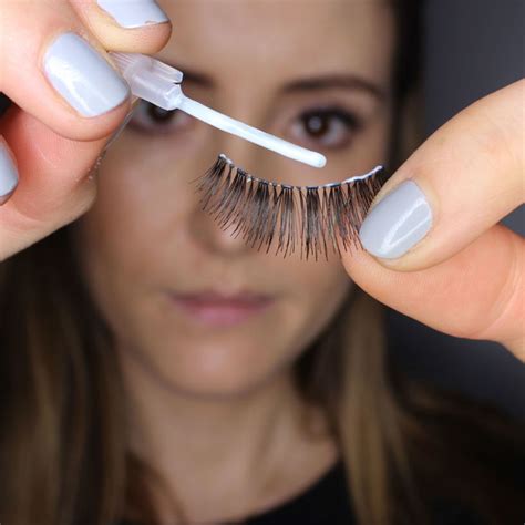 Can you wear eyelashes as a waitress?
