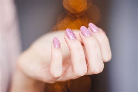 Can you wear nail polish as a dentist?