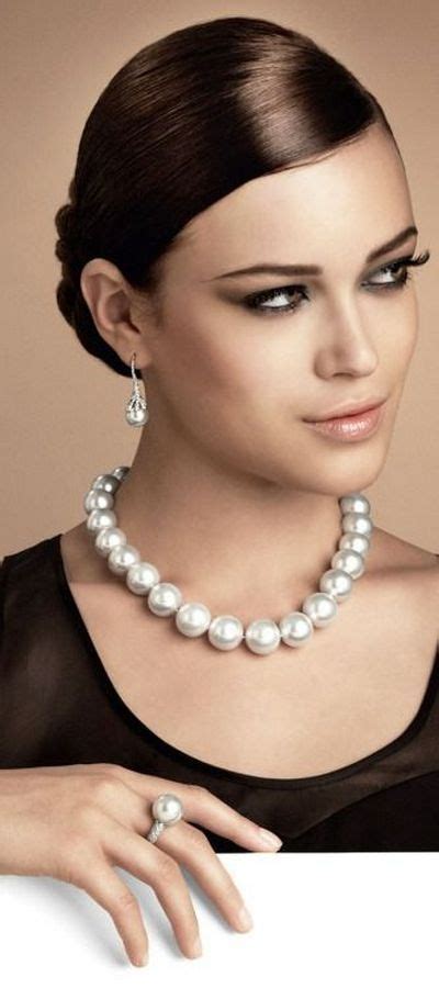 Can you wear pearls with other jewelry?