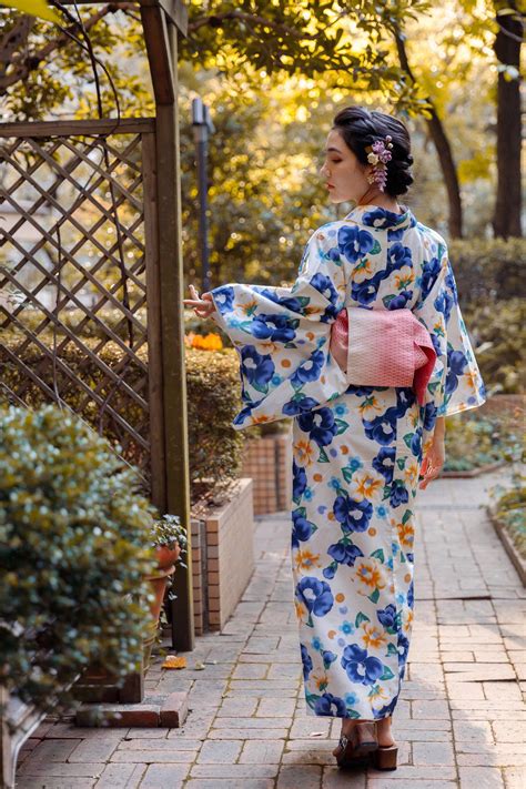 Can you wear tights under a kimono?