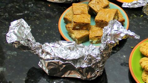 Can you wrap cookie dough in aluminum foil?