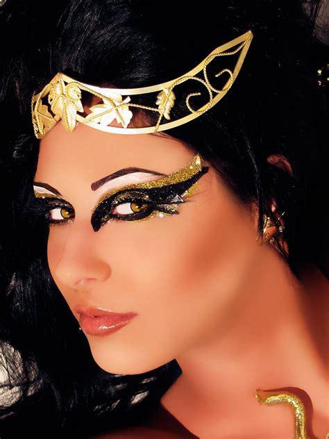 Did Cleopatra wear false eyelashes?