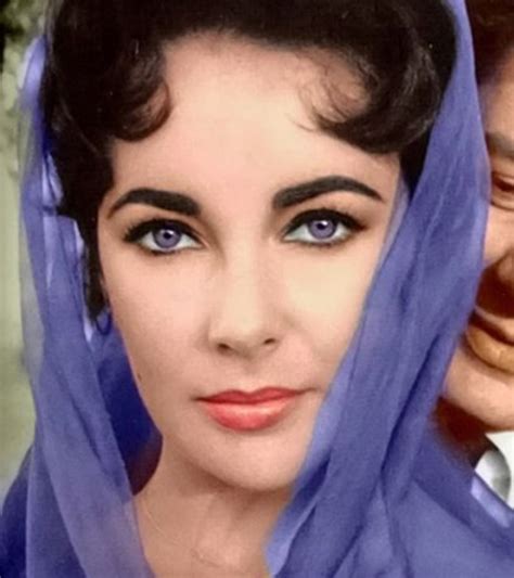 Did Elizabeth Taylor have purple eyes?
