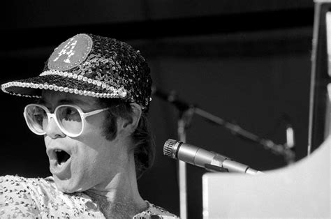Did Elton John sing with the Hollies?