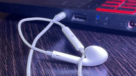 Do Apple headphones work as a mic?