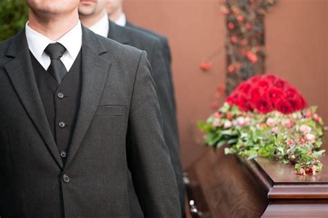 Do Catholics have pallbearers?