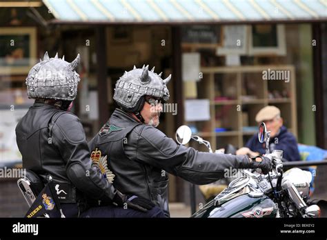 Do Hells Angels wear helmets?