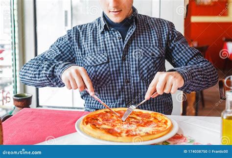 Do Italians eat pizza with a fork?