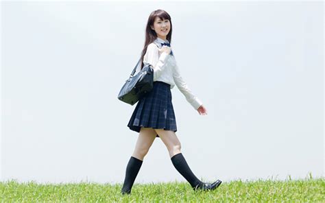 Do Japanese girls wear skirts to school?