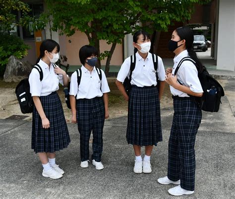 Do Japanese schools allow girls to wear pants?
