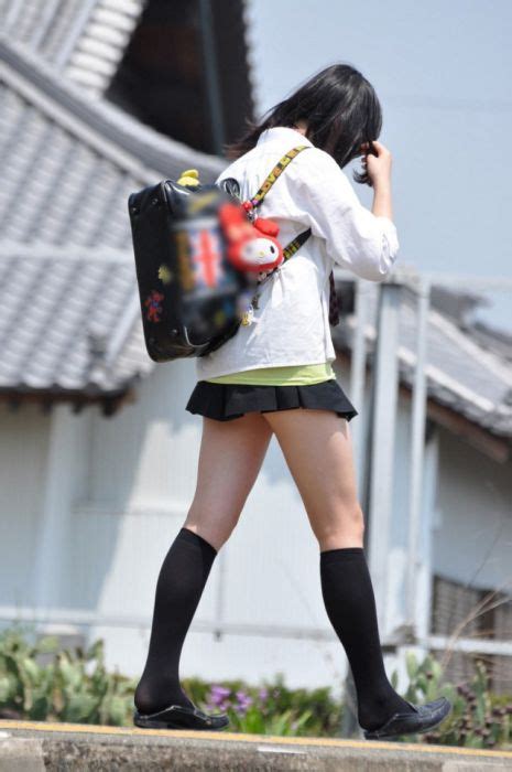 Do Japanese schools allow short skirts?