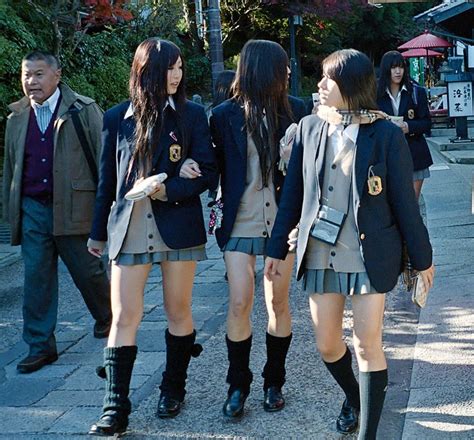 Do Japanese students wear short skirts?