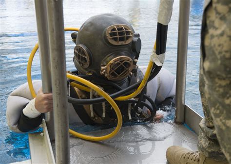 Do Navy divers still exist?
