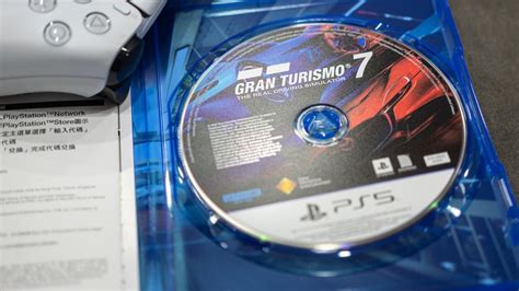 Do PS5 games use discs?