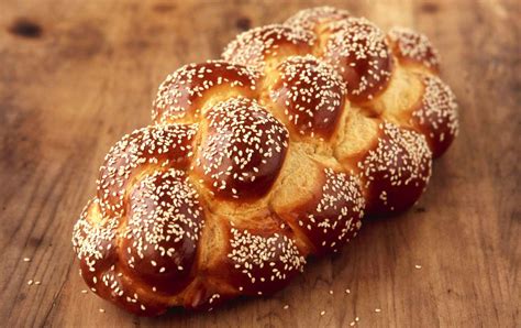 Do Sephardic Jews eat challah?