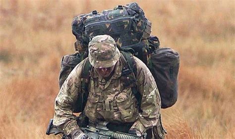 Do US soldiers wear backpacks?