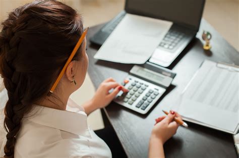 Do accountants manage money?