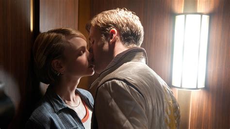 Do actors actually kiss in movie scenes?