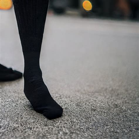 Do black socks get hotter?