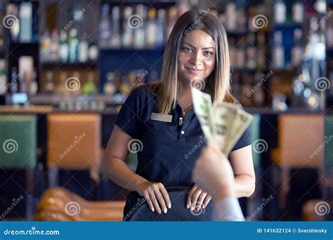 Do blonde waitresses get more tips?