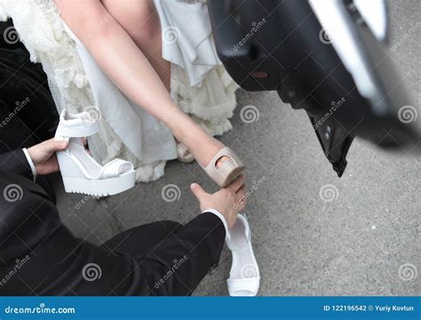 Do brides change shoes?
