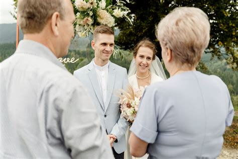 Do brides parents pay for wedding?