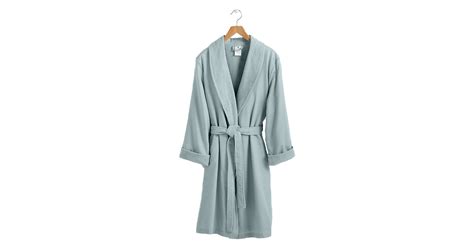 Do college students use bathrobes?