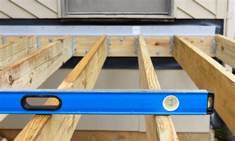 Do deck joists have to be perfectly level?