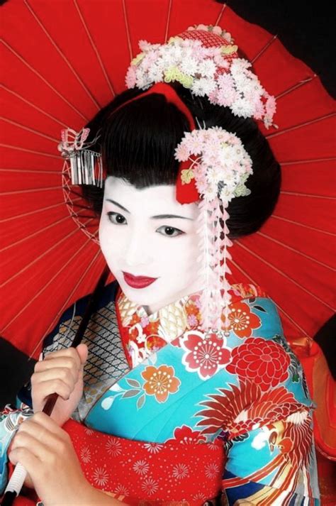 Do geisha girls wear earrings?