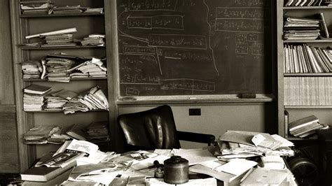 Do geniuses have messy desks?